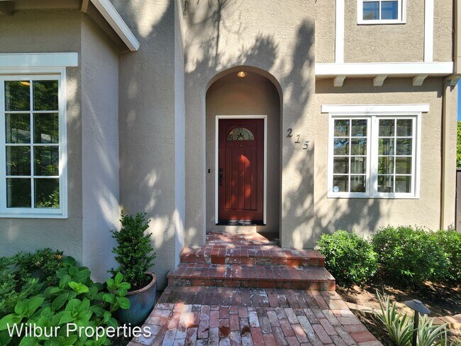 Foto del edificio - 5 br, 3.5 bath House - 215 Santa Rita Avenue