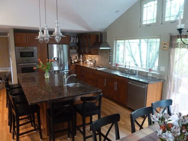 Photo - Executive Furnished 5 Bedroom /4 Bathroom ... House