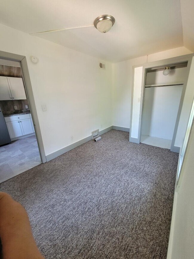 Foto del edificio - 1006 E 2nd St