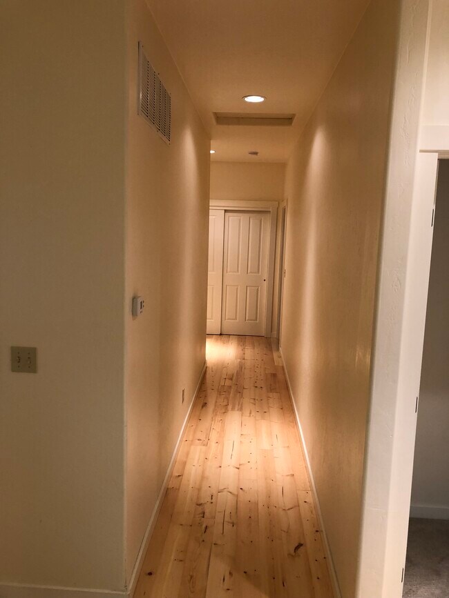 Pasillo al dormitorio principal - 714 State Park Rd
