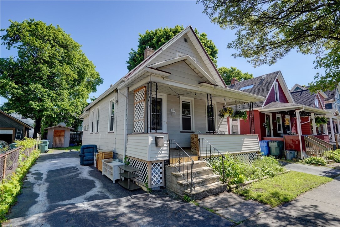Primary Photo - 437 Caroline St