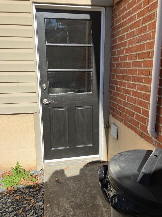 Puerta del apartamento - 1337 Cherokee Ave