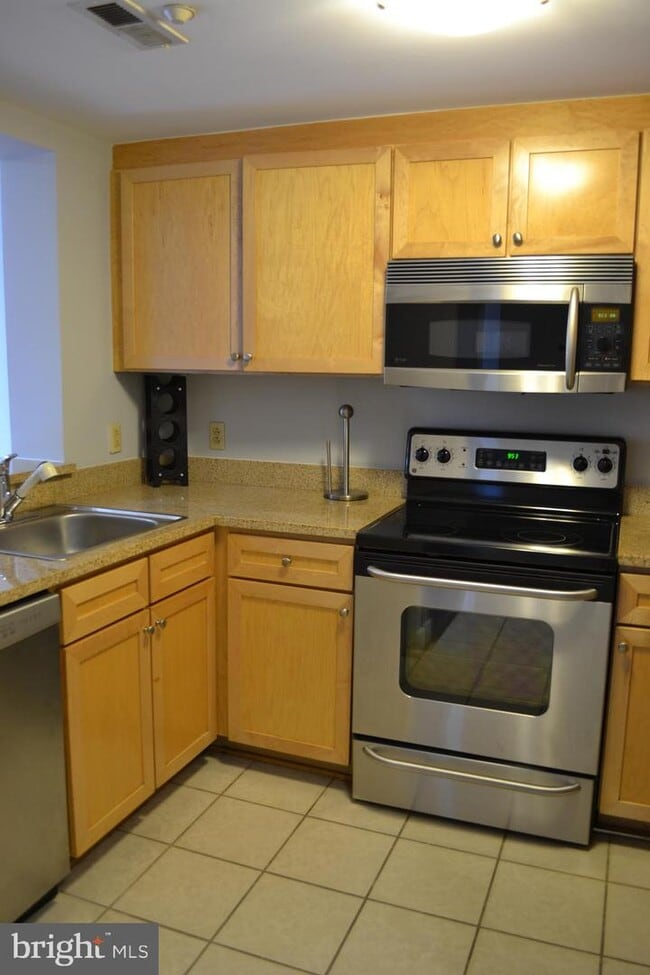 Building Photo - 1150 K St NW