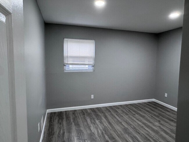 Building Photo - 1412 E Goulson Ave