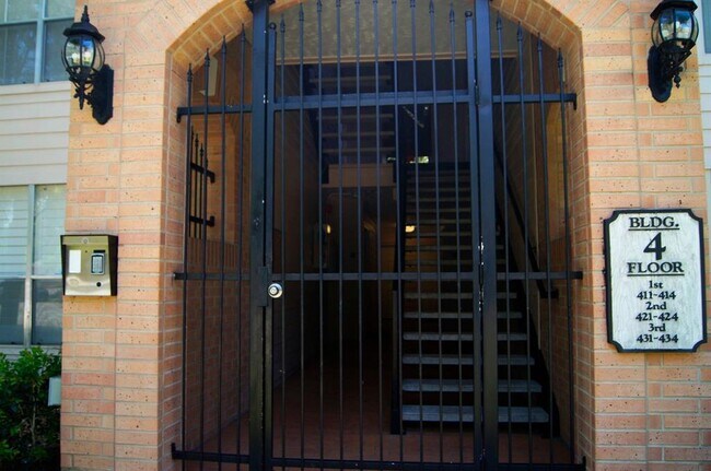 Foto del edificio - 8051 Bay Branch Dr