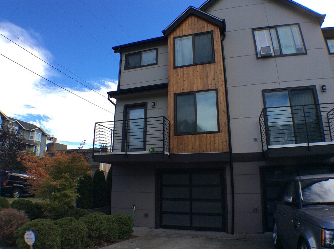 Foto principal - 3-Bedroom Townhome Near Roosevelt Lightrai...