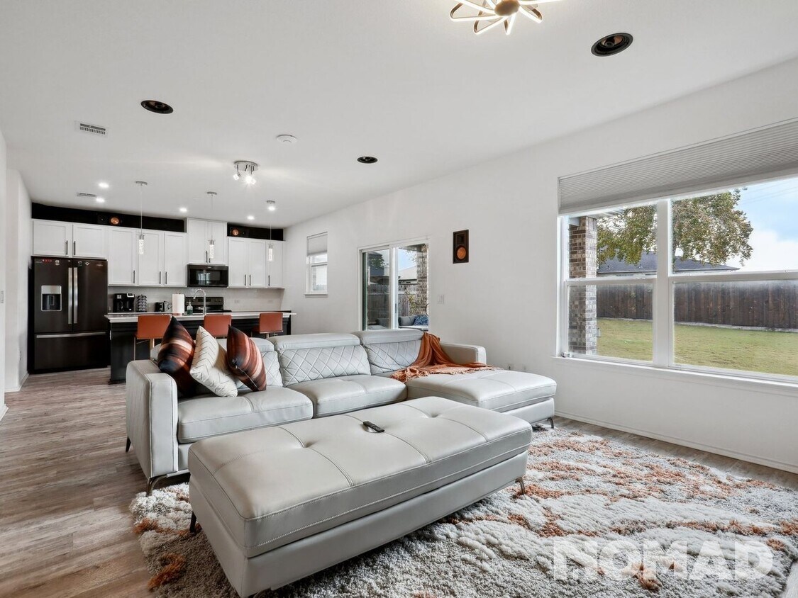 Primary Photo - Fully furnished 3 Bedroom Single Family Ho...