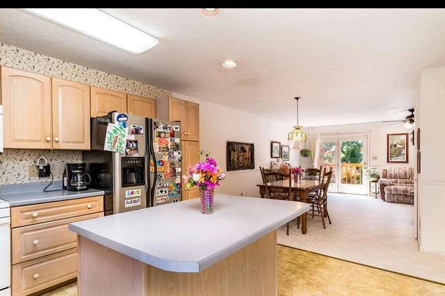 Building Photo - 690 Thompson Dr
