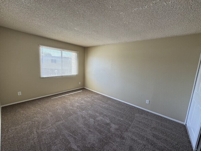 Foto del edificio - Glendale 2-br Townhome With Carport