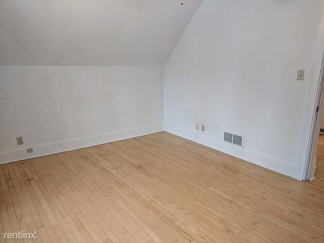 Building Photo - 4832 N Mohawk Ave