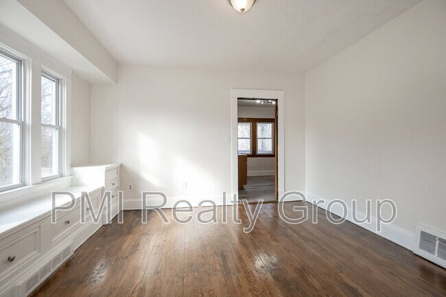 Foto del edificio - 2936 E 128th St