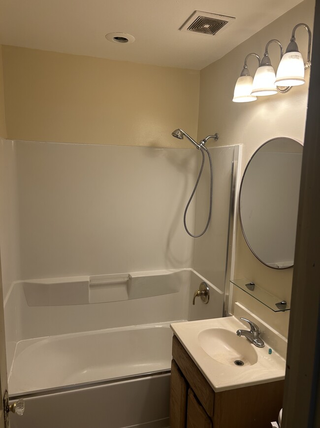 Building Photo - 3041 S Hanson Ave