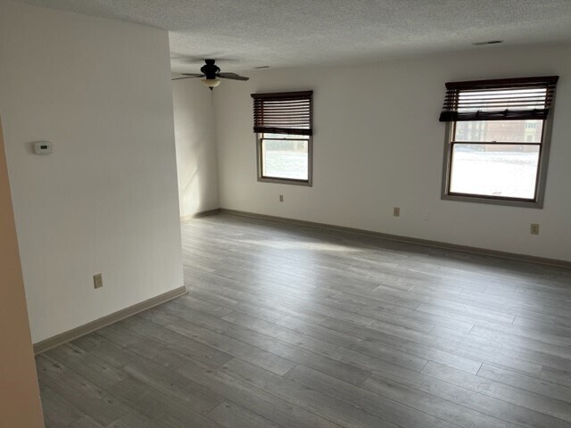 Living Rm / Dining Rm - 615 N Washington St