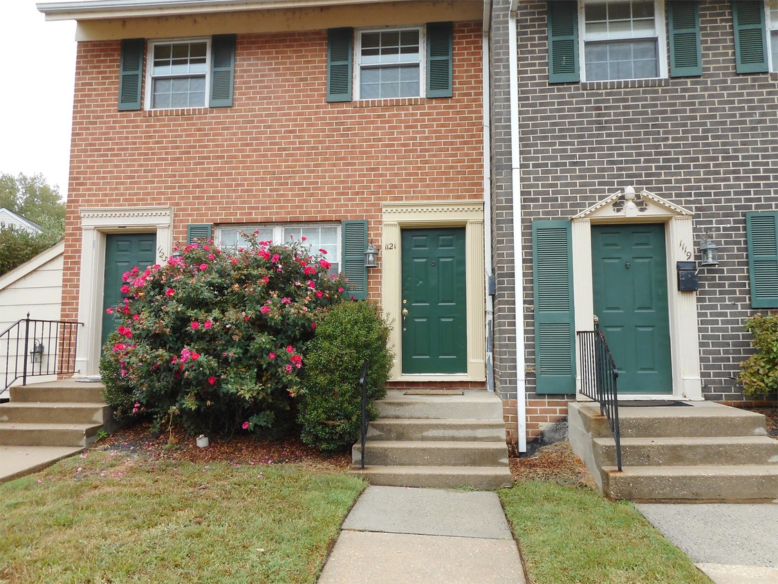 Primary Photo - 1121 Chesapeake Dr