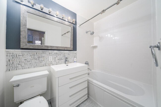 Building Photo - 347 Varick St