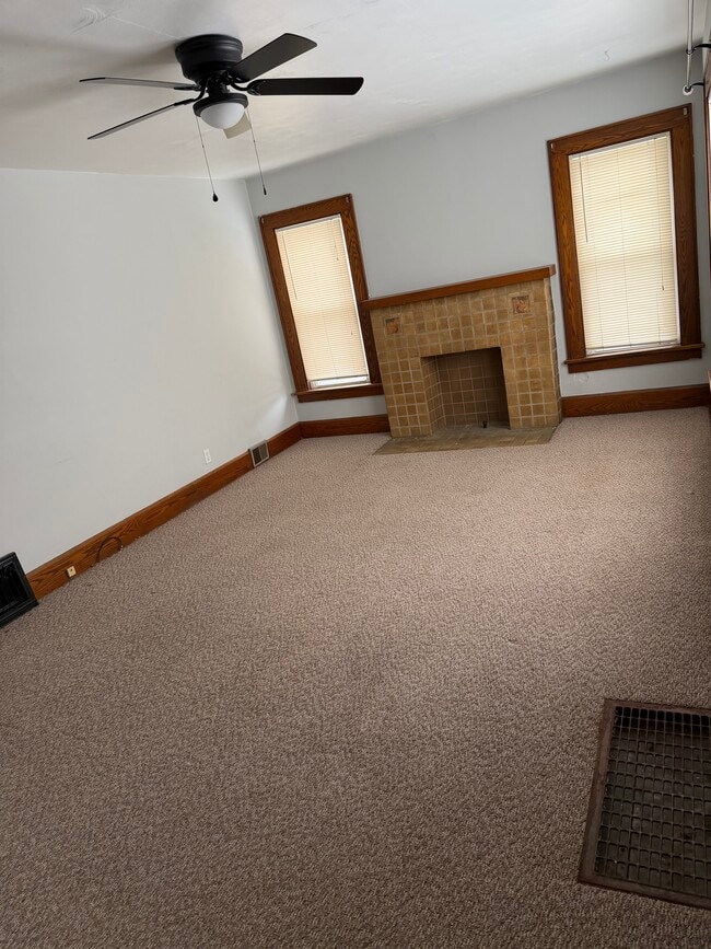 Living room - 531 E 28th St