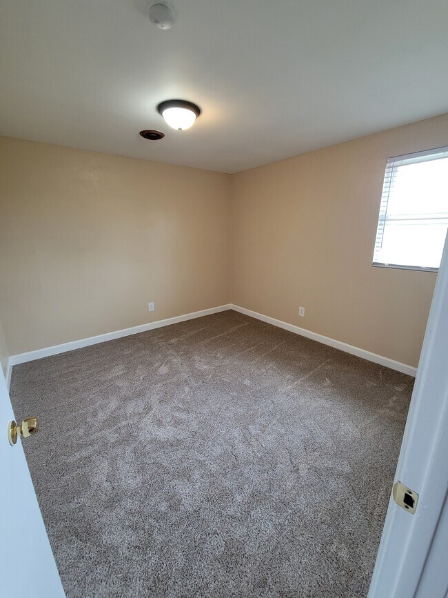 Building Photo - 128 Slayton Ct