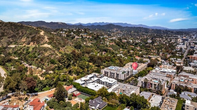 Foto del edificio - 7259 Hillside Ave