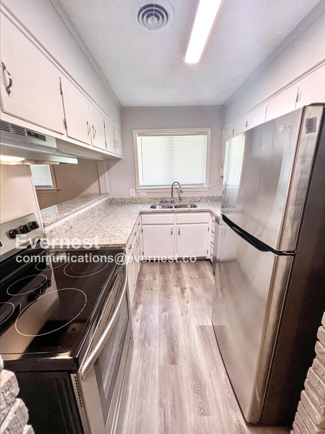 Building Photo - 1202 Town and Country Dr