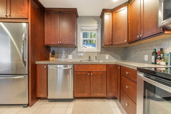 Building Photo - Charming Rambler in North Seattle!