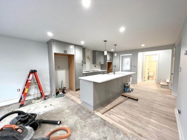 Building Photo - 171 Forest St