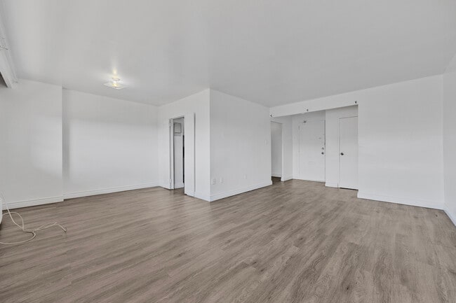 Building Photo - 65 Thorncliffe Park Dr