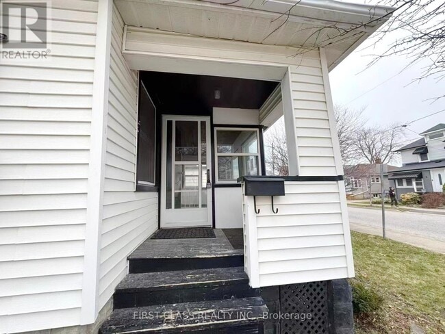 Building Photo - 9 Grantham Ave S