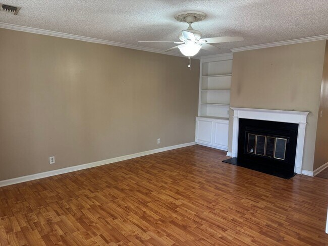 Building Photo - Great 2-story Townhome