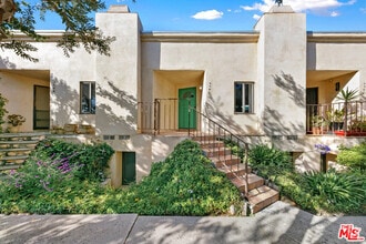 Building Photo - 6502 Dume Dr