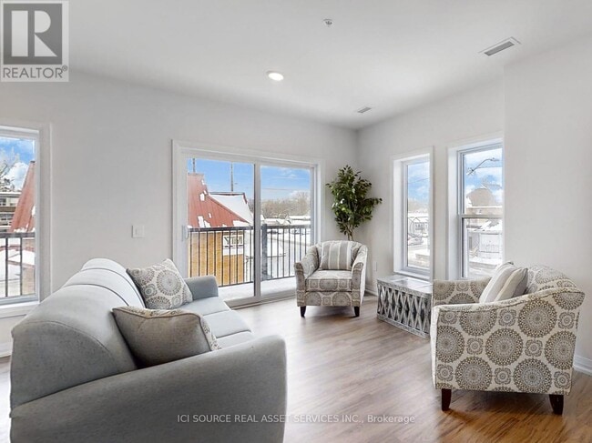 Building Photo - 77 William St N