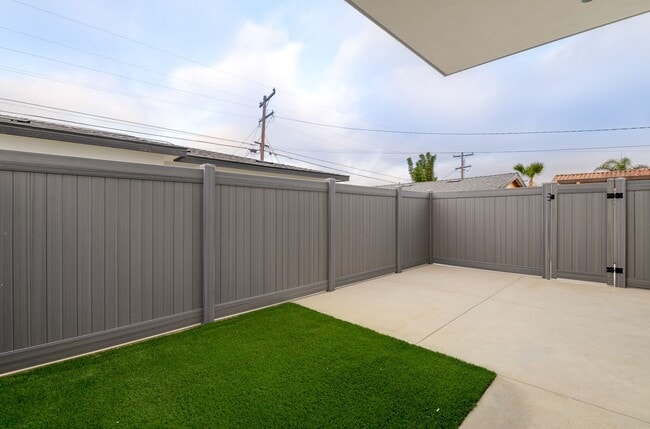 Building Photo - 5142 Los Robles Dr