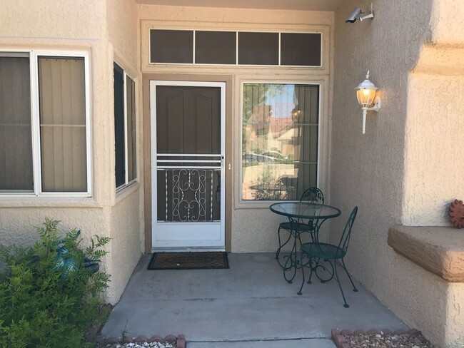 Building Photo - Fully Furnished single story 2 bed 2 bath ...