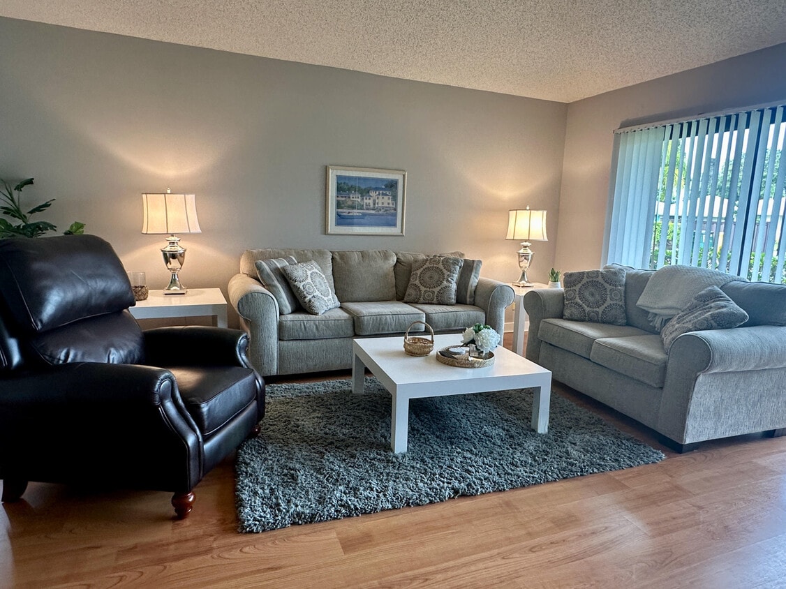 Primary Photo - 305 Club Dr