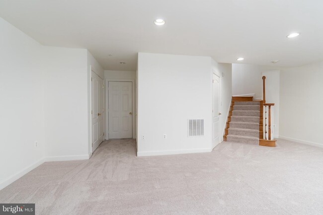 Building Photo - 7425 Seneca Ridge Dr