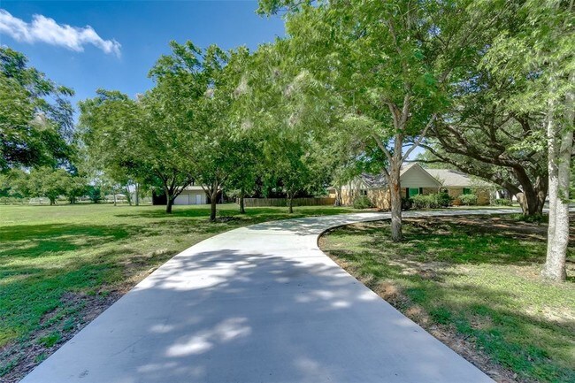 Building Photo - 26506 Willow Ln