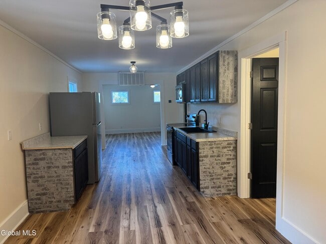 Foto del edificio - 12 1/2 E Clinton St