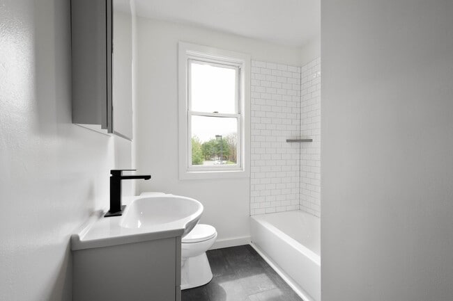 Foto del edificio - COMING SOON, LATE SEPTEMBER! 2-Bedroom END...