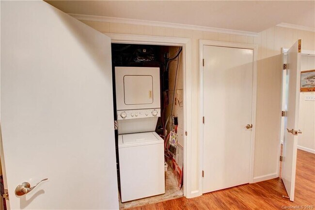 lavadora y secadora apiladoras - 800 Edgewater Dr