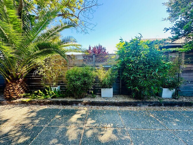 Foto del edificio - Beautiful Remodeled 2bd Home w/Laundry, Pr...
