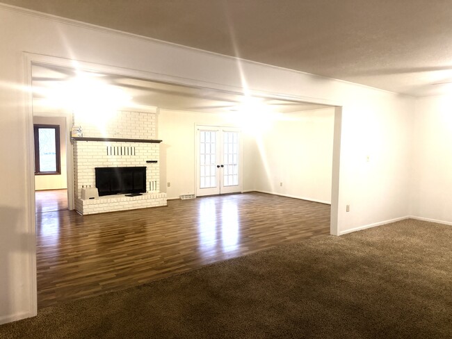 Building Photo - 1301 Chateau Dr