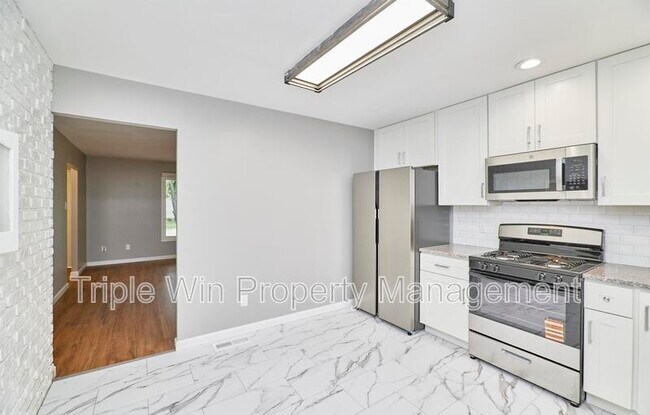 Building Photo - 2400 E Humes Ln