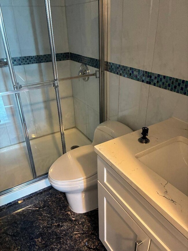 Building Photo - 2 Bay Club Dr