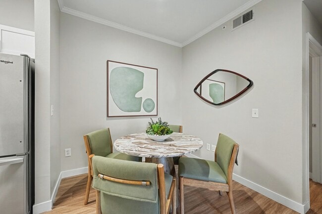 Building Photo - Whisper Creek