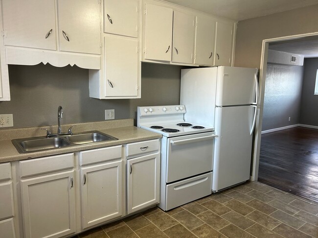 Building Photo - This 750 sq ft beauty could be yours!!!
