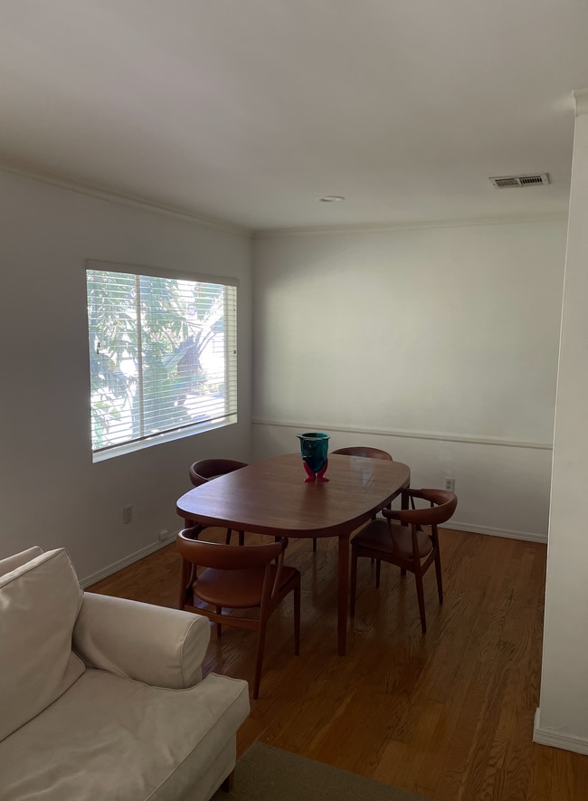 Building Photo - 2429 N Beachwood Dr
