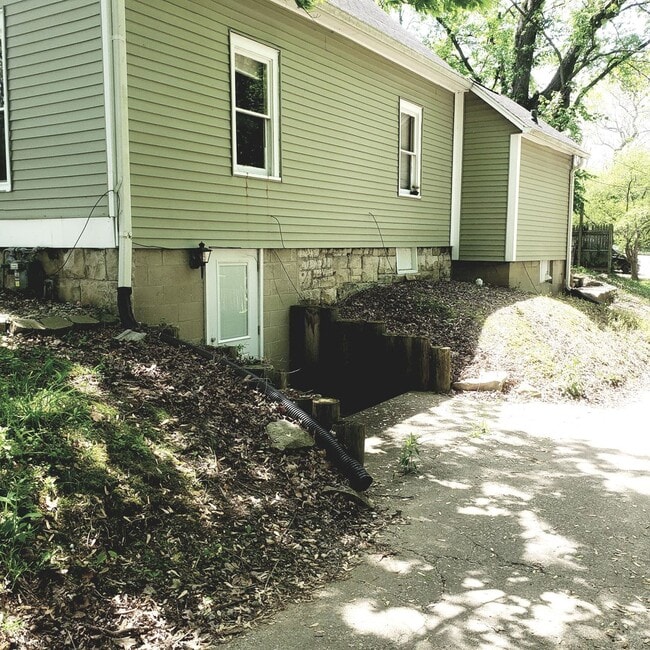 Building Photo - 1003 N Woodburn Ave