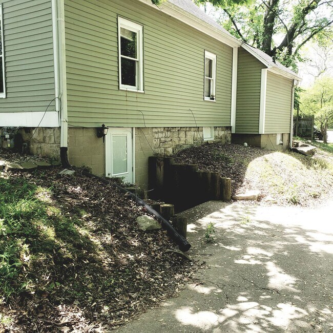Foto del edificio - 1003 N Woodburn Ave