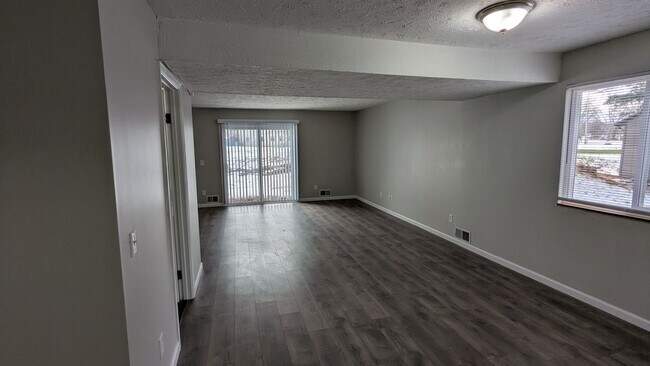 Foto del edificio - MN Cedar Village (833)