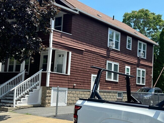 Building Photo - 137 Mills St