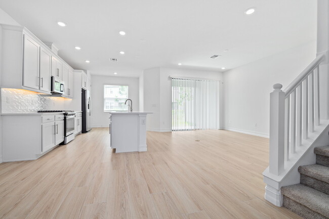 Building Photo - "Charming Estancia Luxury 3-Bed home in We...